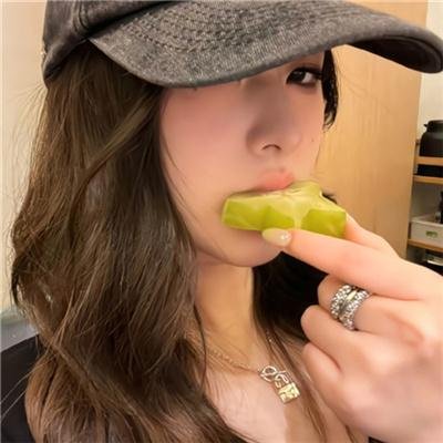 泳池里的男孩